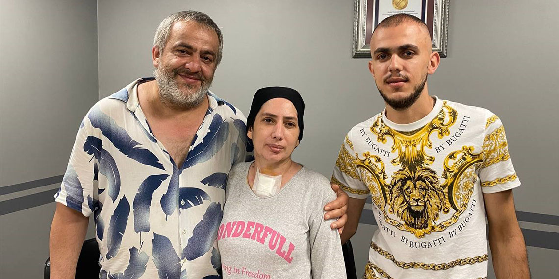 Beyin kanaması nedeniyle sesini kaybeden kadın, iki ay sonra konuşmaya başladı, annesinin sesini aylar sonra duyan Muhammed gözyaşlarını tutamadı.