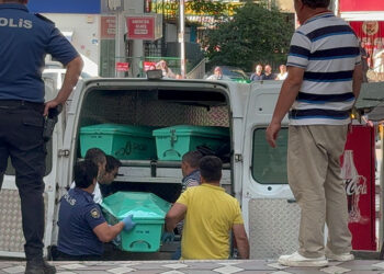 Eşini sırtından makasla öldüren koca yakalandı