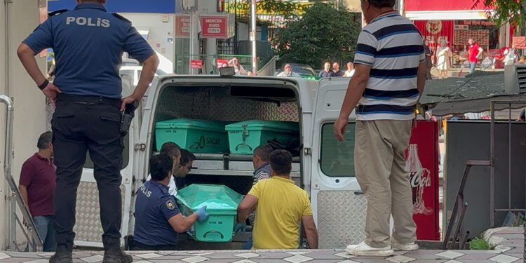 Eşini sırtından makasla öldüren koca yakalandı