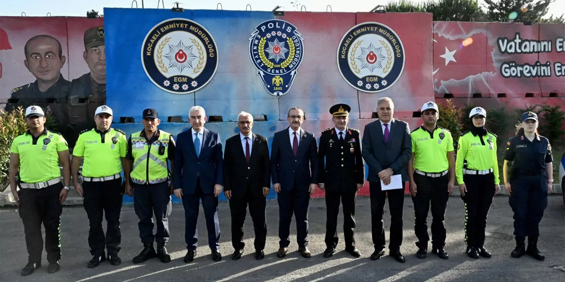 Kocaeli valisi seddar yavuz, yaklaşan kurban bayramı öncesinde gebze'de trafik denetimine katıldı. Bayram tatilinde 2 bin 999 ekip ve 5 bin 310 personel ile teyakkuzda.