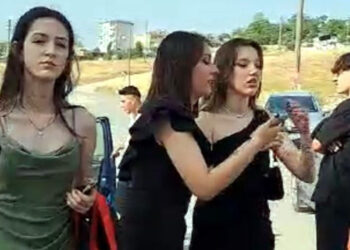 Kıyafetleri nedeniyle mezuniyet törenine alınmadılar