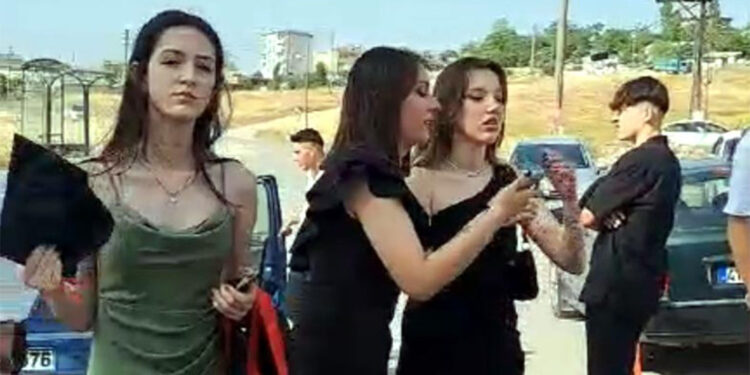 Kıyafetleri nedeniyle mezuniyet törenine alınmadılar