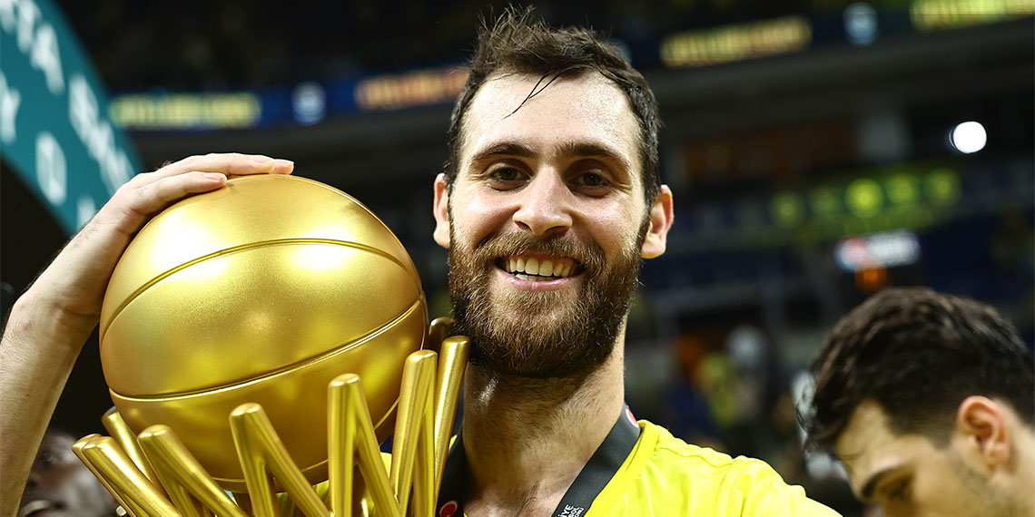 Türkiye Sigorta Basketbol Süper Ligi Final serisi 4’üncü maçında Anadolu Efes’i mağlup eden Fenerbahçe Beko şampiyonluk kupasını aldı.