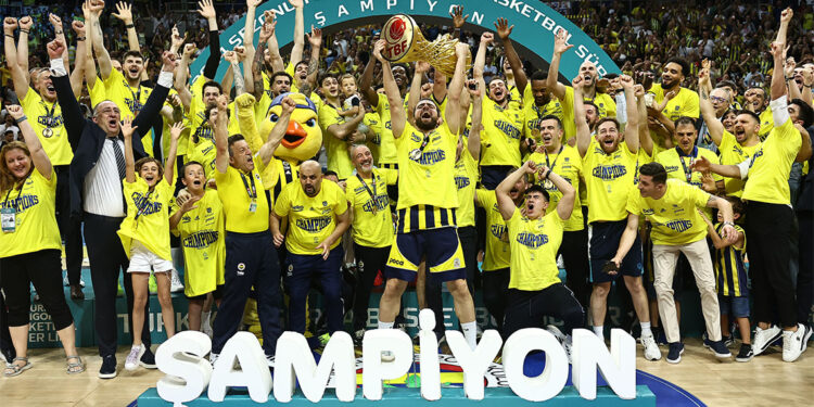 Fenerbahçe Beko şampiyonluk kupasını aldı