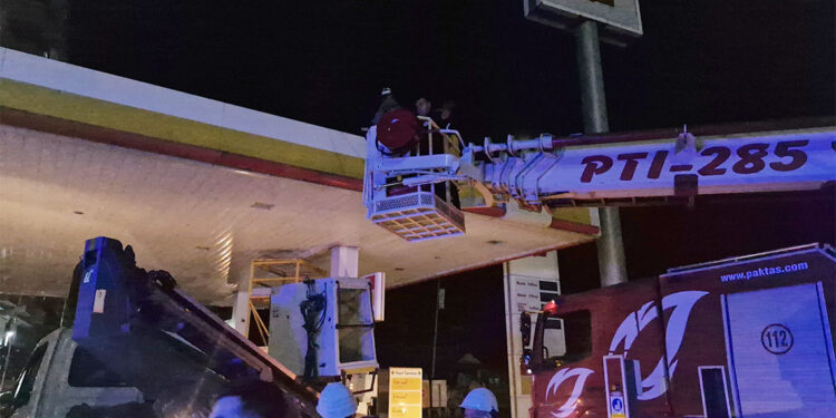 Akaryakıt istasyonunun çatısında tamirat yapan 2 işçi akıma kapıldı