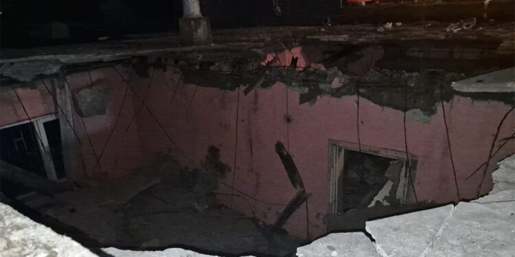 Diyarbakır'da metruk evin tavanı çöktü