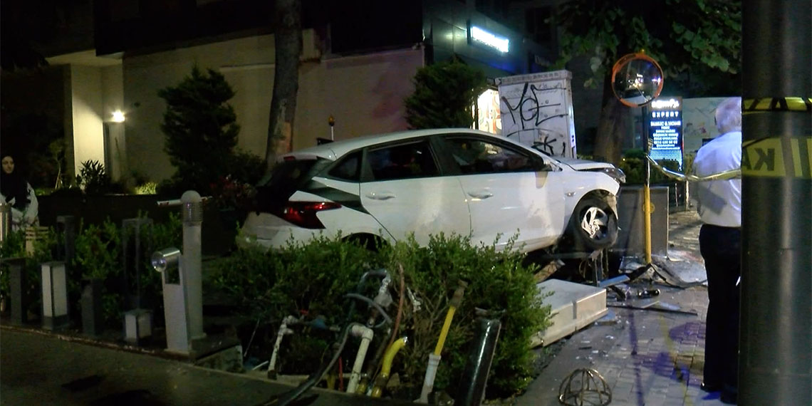 Kadıköy'de kaldırımdaki dubaları aşan otomobil apartmanın girişindeki doğal gaz kutusuna çarptı. Kazada otomobilde bulunan 2 kişi yaralandı.