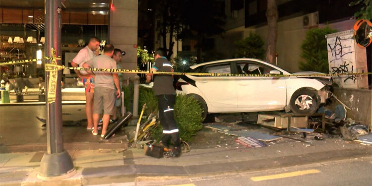 Otomobil apartmanın girişindeki doğal gaz kutusuna çarptı