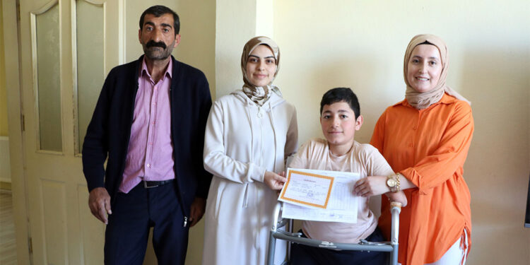 Protez kol ve bacağına kavuşan Nakşin'in karne sevinci