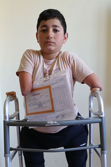 Protez kol ve bacağına kavuşan Nakşin her yıl olduğu gibi bu yıl da takdir belgesi aldı. Takdir belgesi alan Nakşin, öğretmenlerine teşekkür etti.