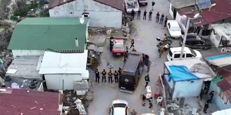 Özel harekat ve çevik kuvvet polislerinin de katıldığı narkotik operasyonu