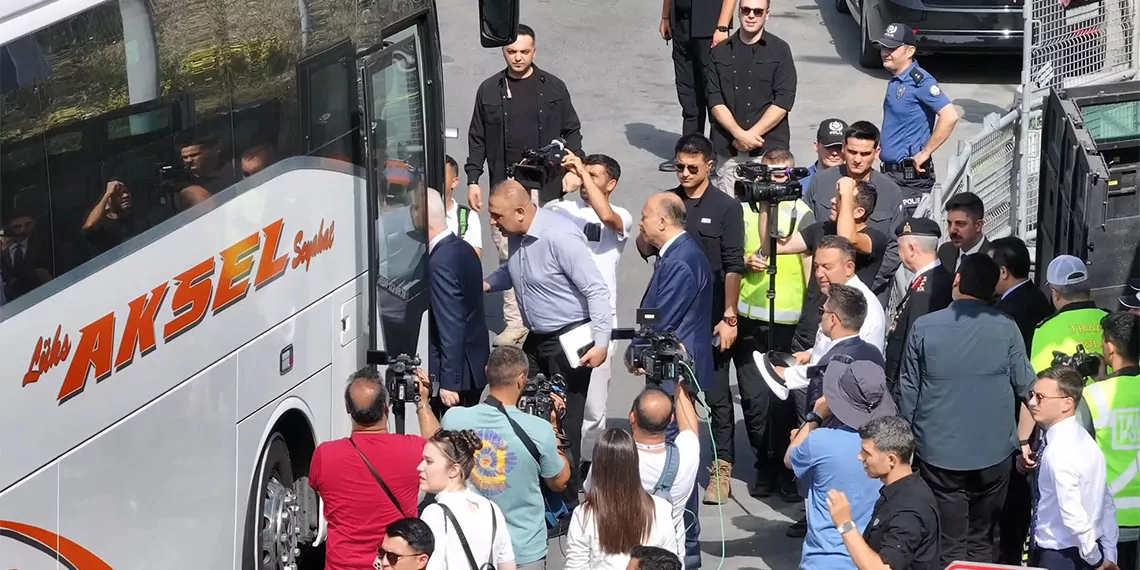 İstanbul valisi davut gül, "hiçbir vatandaşımızın tırnağına zarar gelmesini istemiyoruz. Bunun için de kurallara uyulması, yollara yorgun çıkılmaması, trafik tedbirlerine uyulması kazaları ortadan kaldıracaktır" dedi.