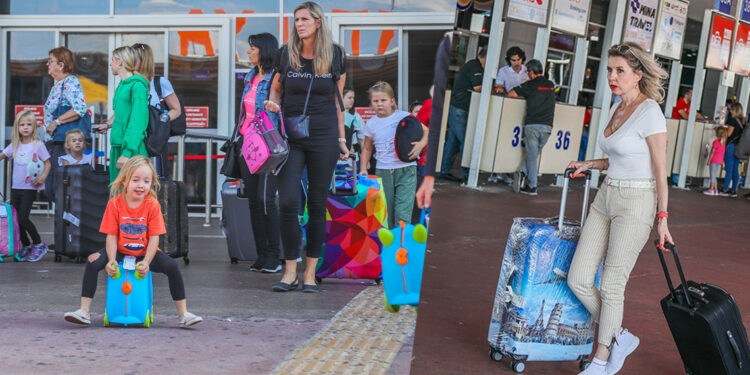 Antalya Havalimanı yolcu trafiği 10 milyona yaklaştı
