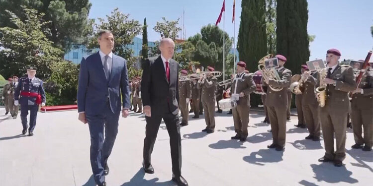 Erdoğan Pedro Sanchez tarafından resmi törenle karşılandı