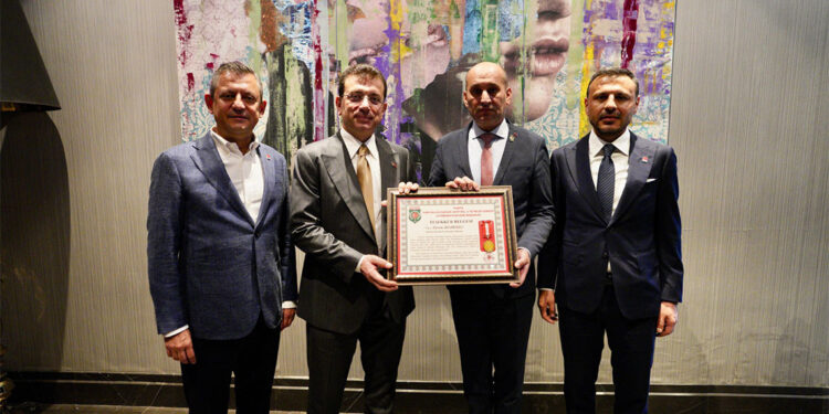 Şehit yakınlarına ve gazilere birer maaş ikramiye verilmesi için teklif hazırlıyoruz