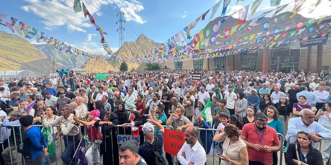 Dem parti eş genel başkanı tuncer bakırhan, "cesaretiniz varsa buyurun. Hırsız kayyımınıza güveniyorsanız seçime gidelim. Bu dağlar, kayyıma ve hırsızlara geçit vermez. " dedi.