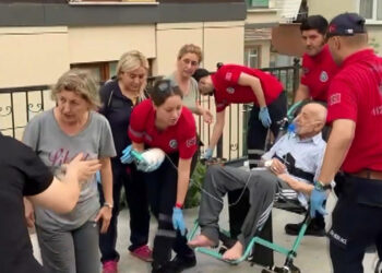 Eyüpsultan'da yangın; 20 kişi kurtarıldı