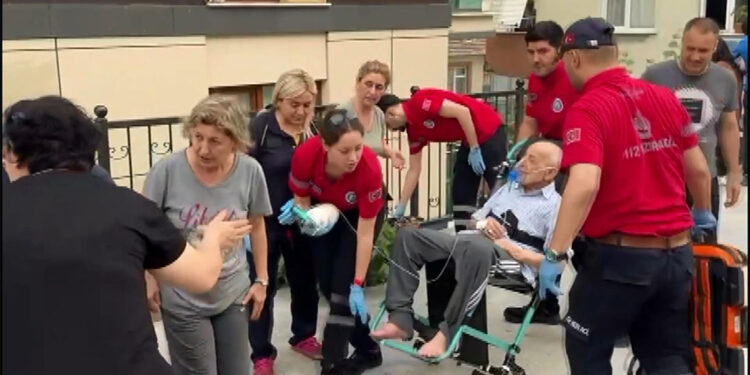 Eyüpsultan'da yangın; 20 kişi kurtarıldı