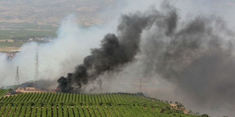 Alaşehir'de eski çöp depolama alanında yangın