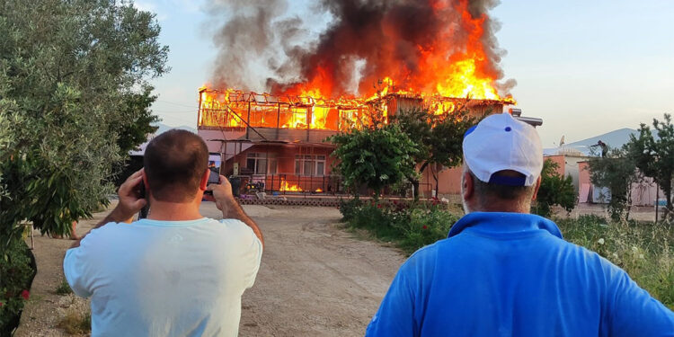 Çiftlik evinde çıkan yangın söndürüldü
