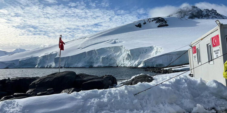 Antarktika'yı deneyimleyen profesörden 'turistik gezi tehlikesi'ne vurgu