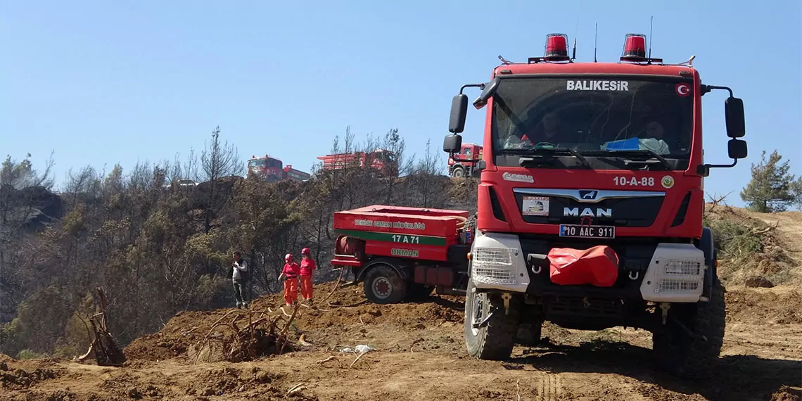 Çanakkale-eceabat yangını 24 saat sonra kontrol altına alındı. Ekiplerin bölgede soğutma çalışmaları sürüyor.