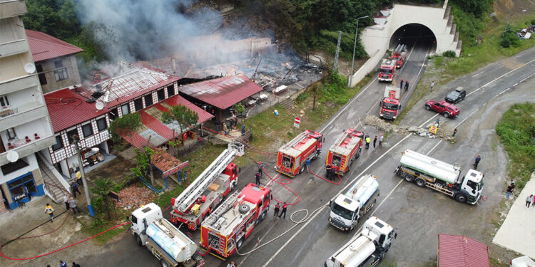 Trabzon'da düğün salonu alev alev yandı