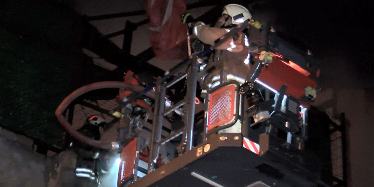 Küçükçekmece'de geri dönüşüm deposunda yangın