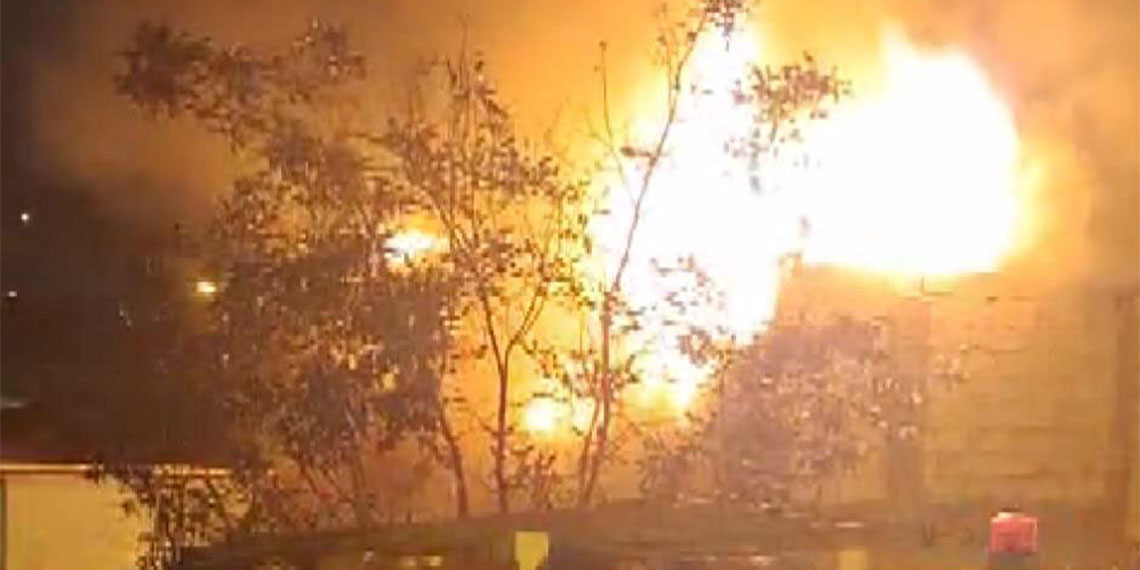 Küçükçekmece'de geri dönüşüm deposunda yangın çıktı. Kısa sürede büyüyen alevler tüm binayı sararken, yangın itfaiyenin uzun süren çalışmaları sonucu söndürüldü.