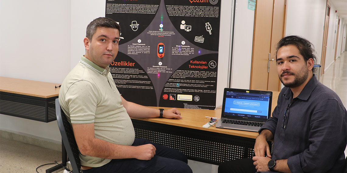 Ankara'da Başkent Üniversitesi öğrencileri Ekin Tokur ve Caner Ürük, insanların farklı şifre ezberlemede yaşadıkları güçlükleri ortadan kaldırmak ve siber saldırıları engellemek amacıyla 'Güvenilir Parola Depolama Cihazı' geliştirdi.