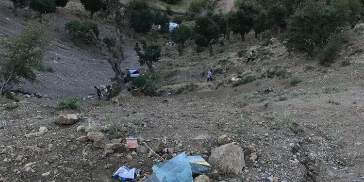 Adıyaman'da otomobil uçuruma yuvarlandı; 1 ölü, 1 yaralı