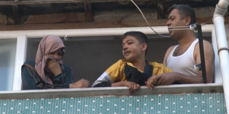 Sultangazi'de 4 katlı binada yangın