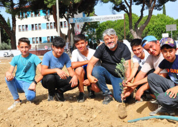 Görev süresi dolan müdür, öğretmen ve hizmetliler için zeytin fidanı dikti
