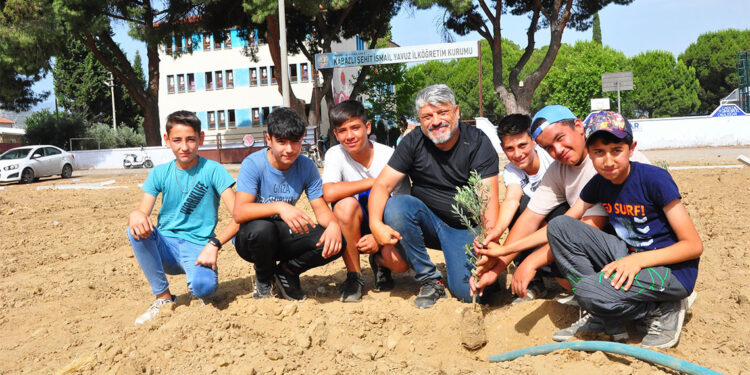 Görev süresi dolan müdür, öğretmen ve hizmetliler için zeytin fidanı dikti