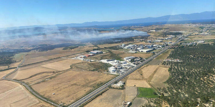 Balıkesir'de eski çöplük alanında çıkan yangın söndürüldü