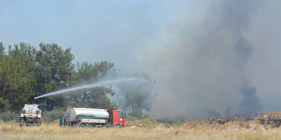 Balıkesir'de eski çöplük alanında çıkan yangın söndürüldü