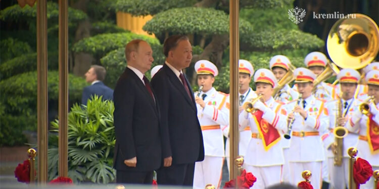 Putin bugün Vietnam'da resmi törenle karşılandı