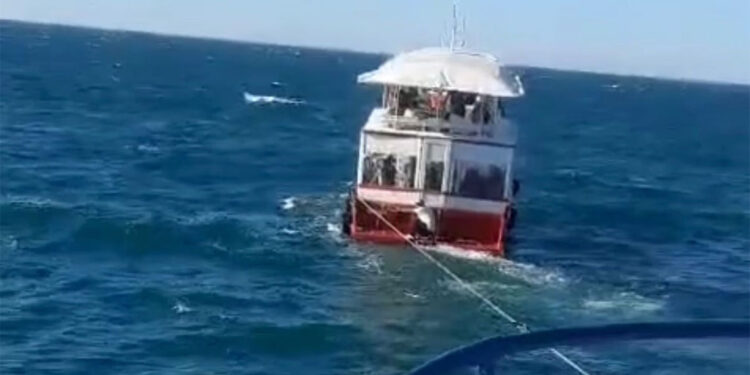 Gezi teknesi denizin ortasında arıza yaptı