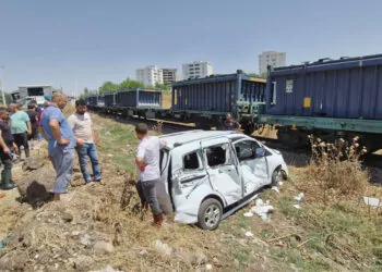 Diyarbakır'da yük treni hemzemin geçite çarptı