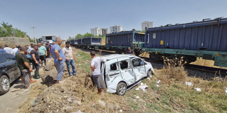 Diyarbakır'da yük treni hemzemin geçite çarptı