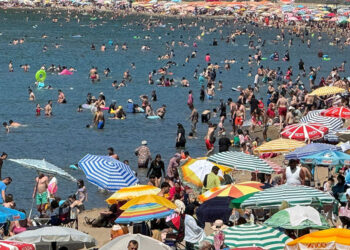 İnkumu tatil beldesi tatilcilerle doldu; araç geçişine izin vermedi