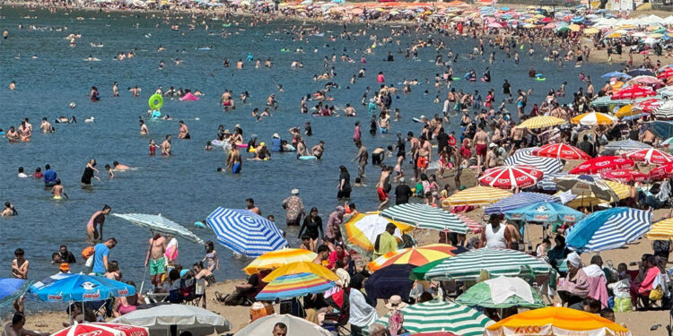 İnkumu tatil beldesi tatilcilerle doldu; araç geçişine izin vermedi