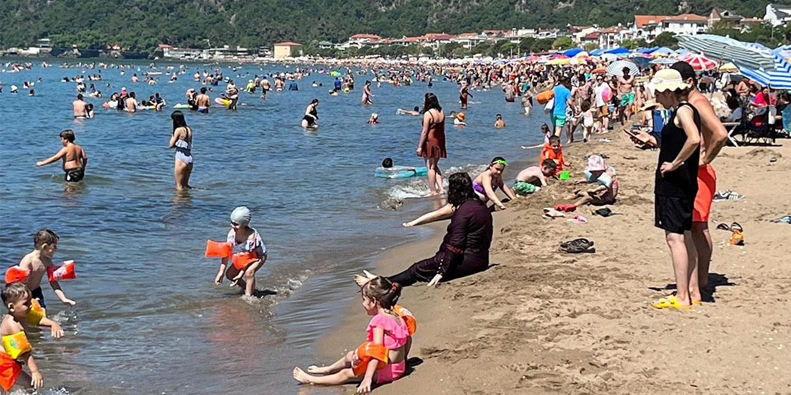 Bartın’ın tek mavi bayraklı plajının bulunduğu İnkumu tatil beldesi tatilcilerle doldu. 10 bin aracın giriş yaptığı tatil beldesinde yoğunluk nedeniyle trafik ekipleri, bölgeye giden araçların geçişine izin vermedi.