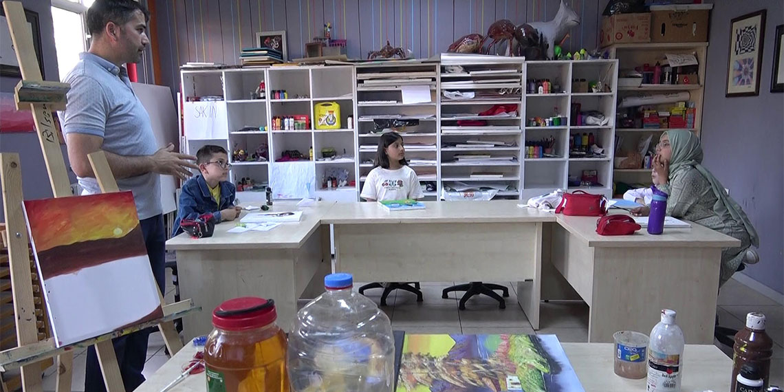 Erzurum Remzi Sakaoğlu Bilim ve Sanat Merkezi (BİLSEM) görsel sanatlar öğretmeni Harun Gündoğdu, öğrencileriyle birlikte yaptığı çalışmayla atık yağları yağlı boyaya dönüştürdü.