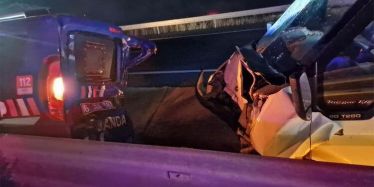 Ankara'da minibüs jandarma aracına çarptı: 1 ölü, 4 yaralı