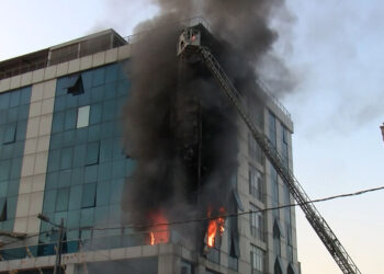 Ataşehir'de 8 katlı binada yangın