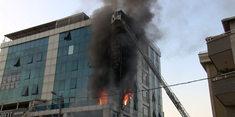 Ataşehir'de 8 katlı binada yangın