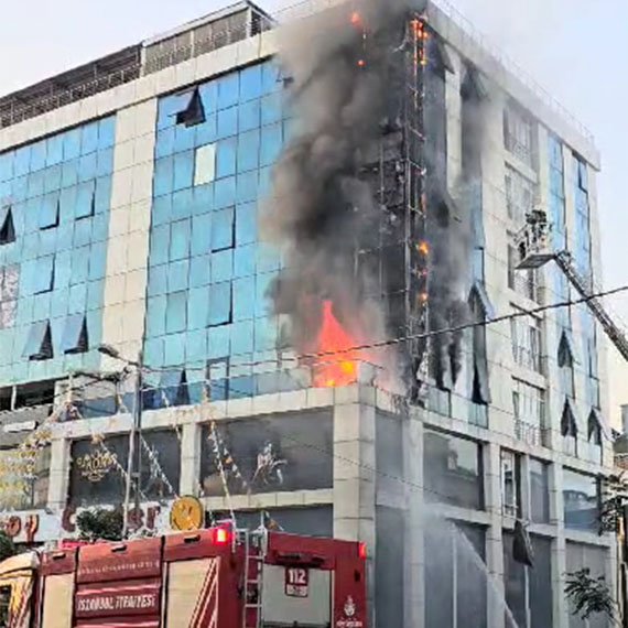 Ataşehir'de 8 katlı binada yangın çıktı, çıkan yangın kısa sürede büyüyerek binanın dış cephesini sardı. İtfaiye ekiplerinin müdahalesi ile yangın kısa sürede söndürüldü.