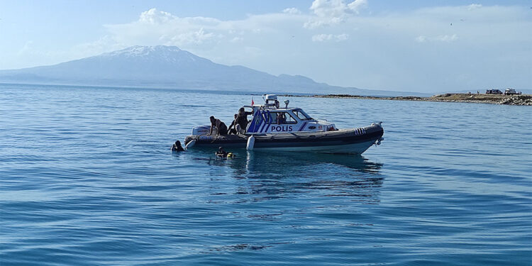 Van Gölü'nde kaybolan Ahmet ROV cihazı ile aranıyor