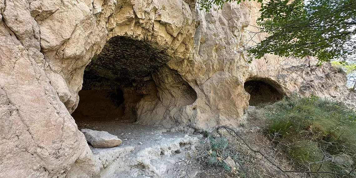 Burdur’un merkeze bağlı günalan köyü sınırlarından askeriye köyüne kadar uzanan serençay kanyonu ve teke sarayı olarak bilinen bölgede defineciler, roma dönemine ait oyma mezarlara zarar verildi.